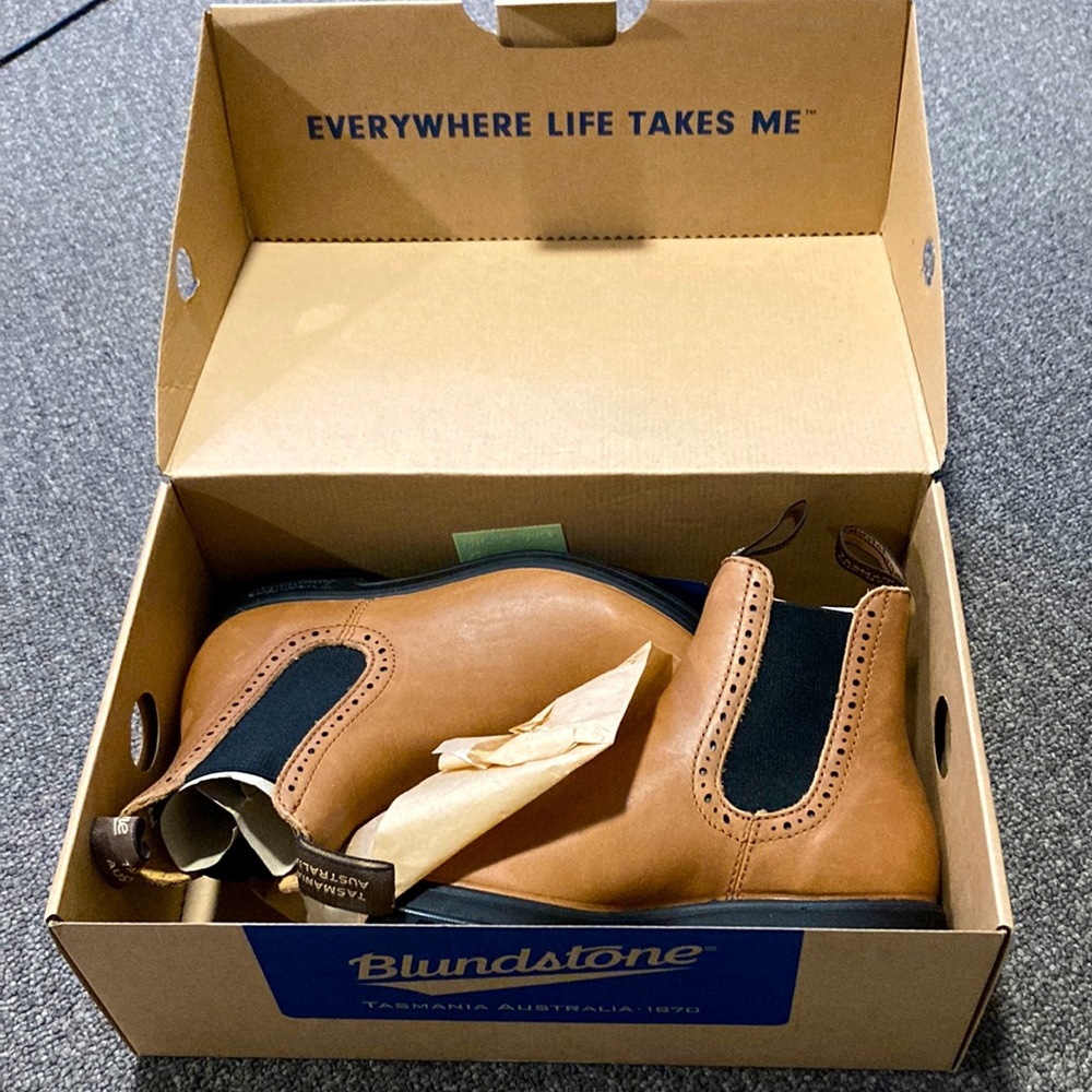 Blundstone Women’s Elastic Sided Boot in Camel. New in box.